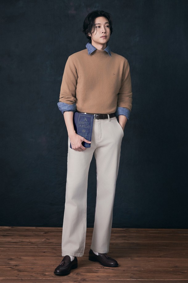 부드러운 촉감의 울캐시미어 솔리드 하프넥 스웨터 (베이지) (BBWUMBF404)입니다. 울 90%, 캐시미어 10% 혼방 소재로 제작되어 가을과 겨울에 따뜻하게 착용하기 좋습니다. 베이직한 스타일로 다양한 룩에 매치하기 용이하며, 하프넥 디자인으로 세련된 분위기를 연출합니다. Golden Fleece 로고 디테일이 돋보이며, 데일리룩, 오피스룩, 모임룩 등 TPO에 구애받지 않고 활용할 수 있습니다. 클래식, 미니멀, 캐주얼 스타일을 즐겨 입는 분들께 추천합니다.
