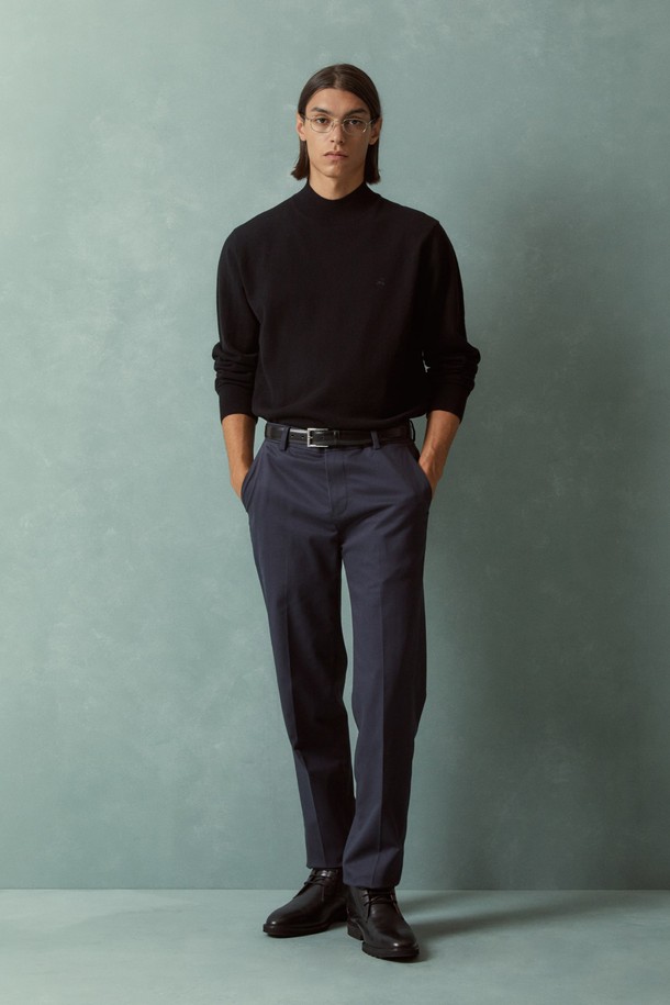 울캐시미어 솔리드 하프넥 스웨터 (블랙) (BBWUMBF404)는 부드러운 촉감의 울과 캐시미어 혼방 소재로 제작되어 가을, 겨울 시즌에 따뜻하게 착용하기 좋은 여성용 니트 스웨터입니다. 베이직하면서 미니멀한 스타일로, 다양한 룩에 매치하기 용이하며, 하프넥 디자인이 세련된 분위기를 더합니다. 레귤러핏의 크롭 기장으로, 모임룩, 카페룩 등 TPO에 따라 클래식, 미니멀, 시크한 스타일을 연출할 수 있습니다. 솔리드 블랙 컬러로 어떤 하의와도 잘 어울려 활용도가 높습니다.
