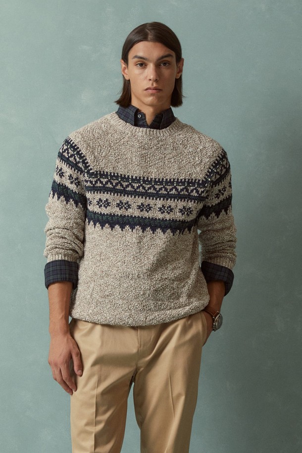 코튼 페어아일 크루넥 스웨터 (멀티)는 가을과 겨울에 따뜻하게 입을 수 있는 레귤러핏의 긴소매 스웨터입니다. 부드러운 면 소재로 제작되어 편안한 착용감을 선사하며, 두꺼운 두께감으로 보온성을 높였습니다. 클래식한 스타일의 페어아일 패턴이 돋보이며, 어깨에서 가슴까지 이어지는 노르딕 디자인이 특징입니다. 데일리룩으로 활용하기 좋으며, 멀티, 베이지, 네이비 세 가지 색상으로 만나볼 수 있습니다.
