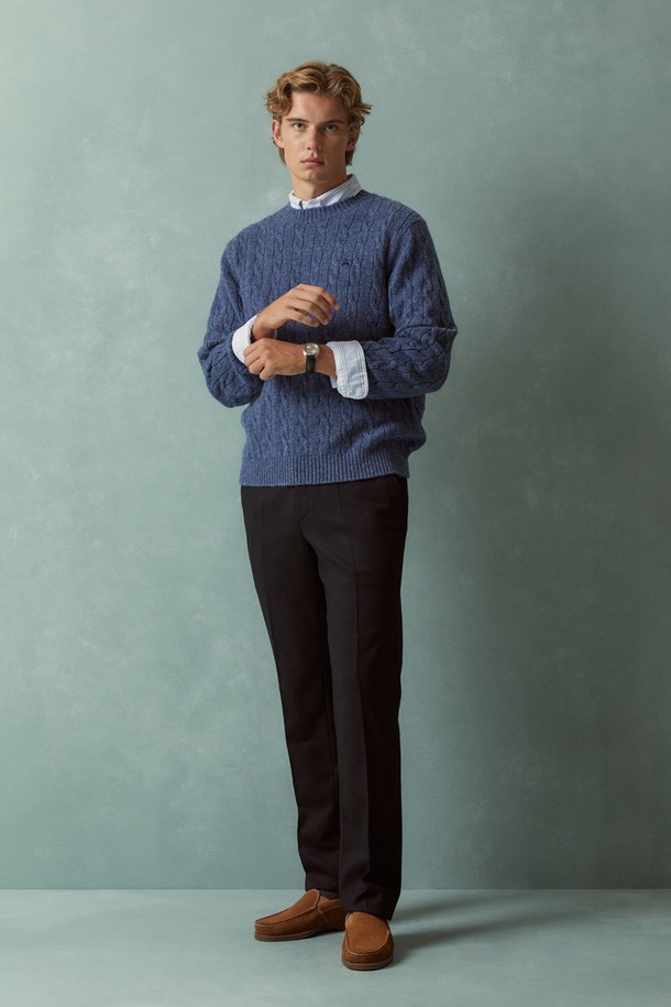 [Online Exclusive] 셔틀랜드 케이블 풀오버 (블루) (BBWRMOF410)는 클래식하고 베이직한 스타일을 추구하는 남성 고객을 위한 제품입니다. 셔틀랜드 울 소재로 제작되어 부드러운 촉감과 두꺼운 두께로 따뜻함을 제공하며, 가을/겨울 시즌에 착용하기 좋습니다. 라운드넥과 레귤러핏 디자인, 긴소매 기장으로 출근룩, 비즈니스 캐주얼, 모임룩 등 다양한 TPO에 활용 가능합니다. 케이블 패턴이 돋보이는 블루 컬러의 풀오버는 미니멀, 캐주얼 스타일을 선호하는 고객에게 적합합니다. 온라인에서만 만나볼 수 있는 특별한 아이템입니다.
