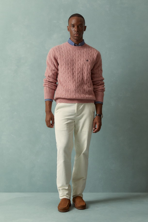 [Online Exclusive] 셔틀랜드 케이블 풀오버 (핑크) (BBWRMOF410)는 남성용 상의 니트/스웨터로, 가을과 겨울에 따뜻하게 착용할 수 있습니다. 셔틀랜드 울 소재로 제작되어 부드러운 촉감을 선사하며, 라운드넥과 레귤러핏 디자인으로 클래식하고 베이직한 스타일을 연출합니다. 두꺼운 두께감과 긴 소매, 케이블 패턴이 특징이며, 데이트룩과 출근룩 등 다양한 TPO에 활용 가능합니다. 미니멀, 캐주얼 스타일을 선호하는 남성분들께 추천하는 온라인 전용 상품입니다.
