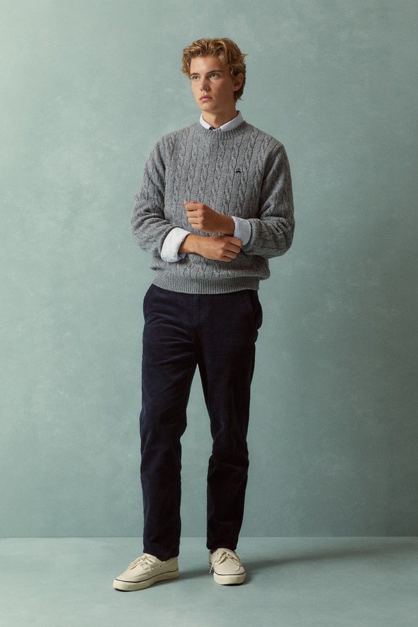 온라인 전용 셔틀랜드 케이블 풀오버는 부드러운 셔틀랜드 울 소재로 제작되어 가을과 겨울에 따뜻하게 착용할 수 있습니다. 클래식하고 베이직한 디자인에 그레이 컬러, 레귤러핏 라운드넥으로 제작되어 출근룩, 비즈니스 캐주얼, 모임룩 등 다양한 TPO에 활용 가능합니다. 케이블 패턴과 긴소매 기장, 두꺼운 두께감으로 포근함을 더하며, 미니멀, 캐주얼 스타일을 즐겨 입는 남성분들께 추천합니다. 
