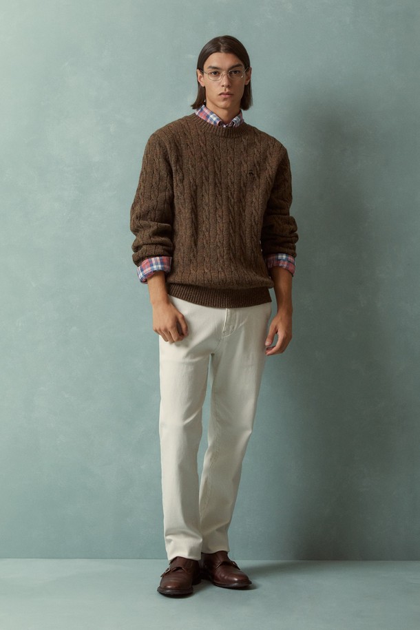 온라인 전용 셔틀랜드 케이블 풀오버 (브라운) (BBWRMOF410)는 가을과 겨울에 따뜻하게 입을 수 있는 남성용 니트 스웨터입니다. 셔틀랜드 울 소재로 제작되어 부드러운 촉감과 뛰어난 보온성을 제공합니다. 클래식하고 베이직한 스타일의 라운드넥 디자인에, 레귤러핏과 레귤러 기장으로 편안한 착용감을 선사합니다. 케이블 패턴과 긴소매가 특징이며, 출근룩과 비즈니스 캐주얼, 캐주얼 등 다양한 스타일 연출에 활용할 수 있습니다. 
