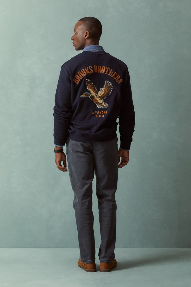 BIRD(버드) 아트웍 스웨트 셔츠 (네이비)는 캐주얼, 스포티, 미니멀 스타일을 추구하는 분들을 위한 겨울 데일리룩 아이템입니다. 부드러운 면 소재로 제작되어 편안한 착용감을 선사하며, 두께감 있는 디자인으로 한겨울에도 따뜻하게 입을 수 있습니다. 레귤러 핏에 라운드넥 디자인으로 어떤 스타일에도 쉽게 매치할 수 있으며, 네이비 컬러에 로고 패턴, 아트웍 디테일이 포인트로 더해져 개성을 살려줍니다. 긴 소매 기장의 이 스웨트 셔츠는 일상 속에서 편안함과 스타일을 동시에 잡고 싶은 분들께 추천합니다.
