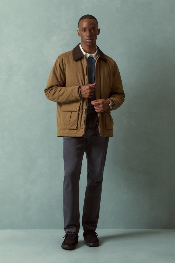 베이직한 디자인의 헌팅필드 재킷입니다. 튼튼한 면 소재로 제작되어 가을, 겨울 시즌에 착용하기 좋습니다. 베이지 컬러의 무지 디자인으로 다양한 스타일 연출에 용이하며, 넉넉한 레귤러 핏으로 편안한 착용감을 제공합니다. 카라 디테일과 포켓 디테일이 돋보이며, 버튼 여밈 방식으로 클래식한 무드를 더했습니다. 캐주얼, 클래식, 미니멀 스타일을 즐겨 입는 남성분들께 추천하며, 가을 나들이룩, 겨울 데일리룩, 동네 마실룩 등 폭넓게 활용할 수 있습니다.
