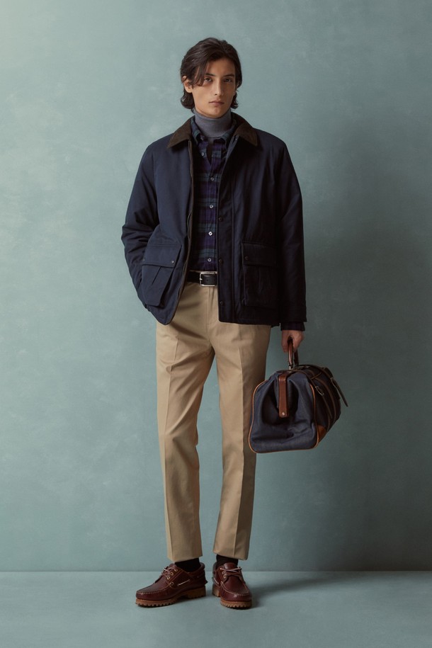 네이비 컬러의 헌팅필드 점퍼 (BBOPMBF401)입니다. 남성용 아우터로, 봄, 가을 간절기에 적합하며 클래식한 스타일을 연출합니다. 블랙와치 패턴과 부위별 코듀로이 소재, 피치가공으로 고급스러운 디자인을 더했습니다. 두꺼운 두께감과 부드러운 촉감의 폴리에스터, 코튼, 나일론, 코듀로이 혼방 소재를 사용했으며, Thermore 충전재와 블랙와치 패턴 안감으로 보온성을 높였습니다. 버튼 여밈 방식의 레귤러 기장 긴소매 헌팅 재킷으로, 데이트룩, 출근룩, 가을 나들이룩 등 다양한 TPO에 활용 가능합니다. 클래식, 미니멀, 워크웨어 스타일을 즐기는 분들께 추천합니다.
