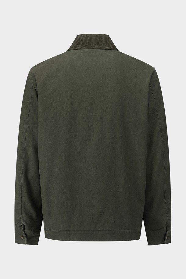 [HERITAGE] 워시드 워크 재킷 (카키) (BBOPMHF306)은 캐주얼, 워크웨어, 미니멀 스타일을 추구하는 남성들을 위한 아우터입니다. 봄, 가을에 어울리는 중간 두께의 면 소재로 제작되었으며, 워싱 가공을 통해 부드러운 촉감을 제공합니다. 레귤러핏으로 제작되었으며, 긴 소매와 칼라, 포켓 디테일이 특징입니다. 집업 여밈 방식과 무지 패턴으로 심플함을 더하여 다양한 가을 나들이룩에 활용하기 좋습니다. 카키 컬러의 워시드 워크 재킷은 당신의 스타일을 더욱 돋보이게 해줄 것입니다.
