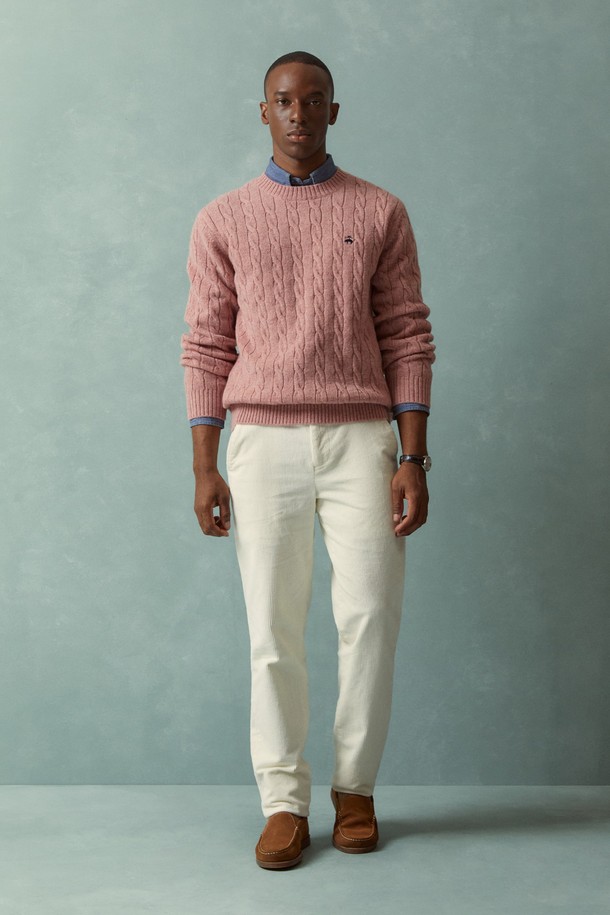 **슬림핏 8W 스트레치 코듀로이 팬츠 (아이보리)**는 가을, 겨울에 따뜻하고 포근하게 착용하기 좋은 남성용 코듀로이 팬츠입니다. 베이직하고 캐주얼한 스타일로, 일상복과 데이트룩, 겨울 데일리룩 등 다양한 TPO에 활용하기 좋습니다. 부드러운 촉감의 두꺼운 코듀로이 소재에 스트레치 기능이 더해져 편안한 착용감을 선사합니다. 슬림핏 디자인과 아이보리 컬러로 미니멀하고 클래식한 스타일을 연출할 수 있으며, 무지 패턴으로 어떤 상의와도 쉽게 매치 가능합니다.
