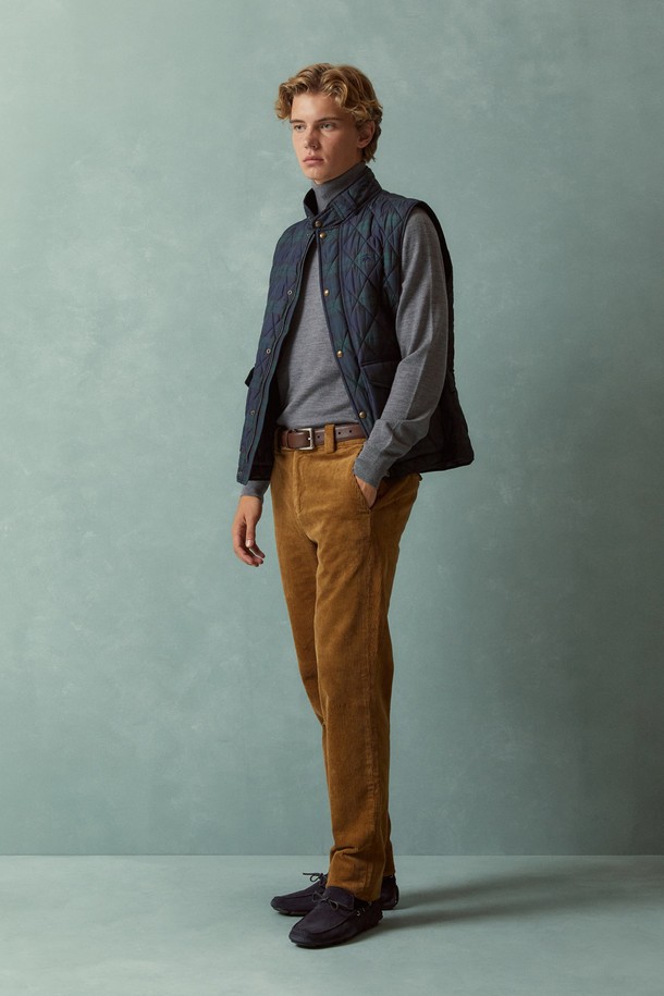 슬림핏 8W 코듀로이 팬츠 (브라운) (BBPCMNF402)는 가을, 겨울 시즌 착용하기 좋은 남성용 코듀로이 팬츠입니다. 클래식 스타일을 기반으로 하며, 출근룩, 겨울 데일리룩, 모임룩 등 다양한 TPO에 활용할 수 있습니다. 브라운 컬러의 8W 골지 코듀로이 소재로 제작되었으며, 허리에서 밑단까지 일자로 떨어지는 플랫 프론트 디자인과 슬림 핏, 테이퍼드 핏으로 세련된 실루엣을 연출합니다. 신축성 있는 스트레치 소재를 사용하여 편안한 착용감을 제공하며, 미니멀, 캐주얼 스타일과도 잘 어울립니다.
