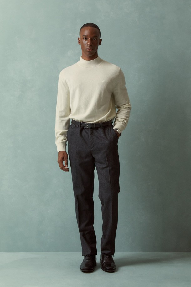 차분한 분위기의 남성용 울 트라우저입니다. 톤 다운된 차콜 컬러로 가을, 겨울 시즌 포멀한 스타일을 연출하기 좋습니다. 레귤러핏으로 제작되어 편안하면서도 클래식한 실루엣을 선사합니다. 100% 울 소재의 두꺼운 두께감으로 보온성을 높였으며, 정장, 오피스룩, 비즈니스 캐주얼 등 TPO에 맞춰 시크하고 미니멀한 스타일을 완성할 수 있습니다.

