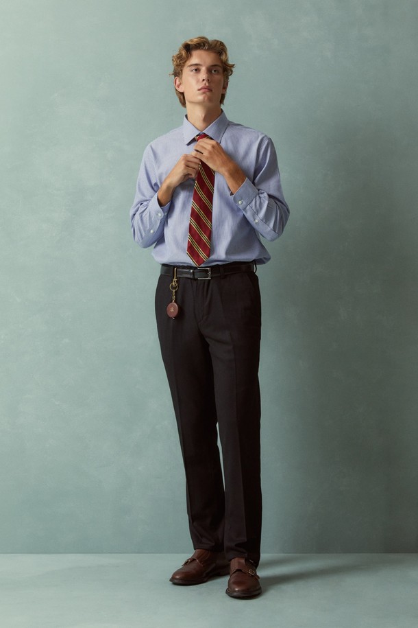 **울 트라우져 (블랙) (BBPCMBF401)**

가을, 겨울 시즌을 위한 남성용 울 트라우져입니다. 클래식하고 포멀한 스타일로, 오피스룩, 회의룩, 출근룩에 적합합니다. 레귤러핏의 긴 기장 바지로, 두꺼운 울 소재를 사용하여 보온성을 높였습니다. 무지 디자인으로 미니멀한 느낌을 주며, 정장 바지 또는 포멀웨어로 활용하기 좋습니다.
