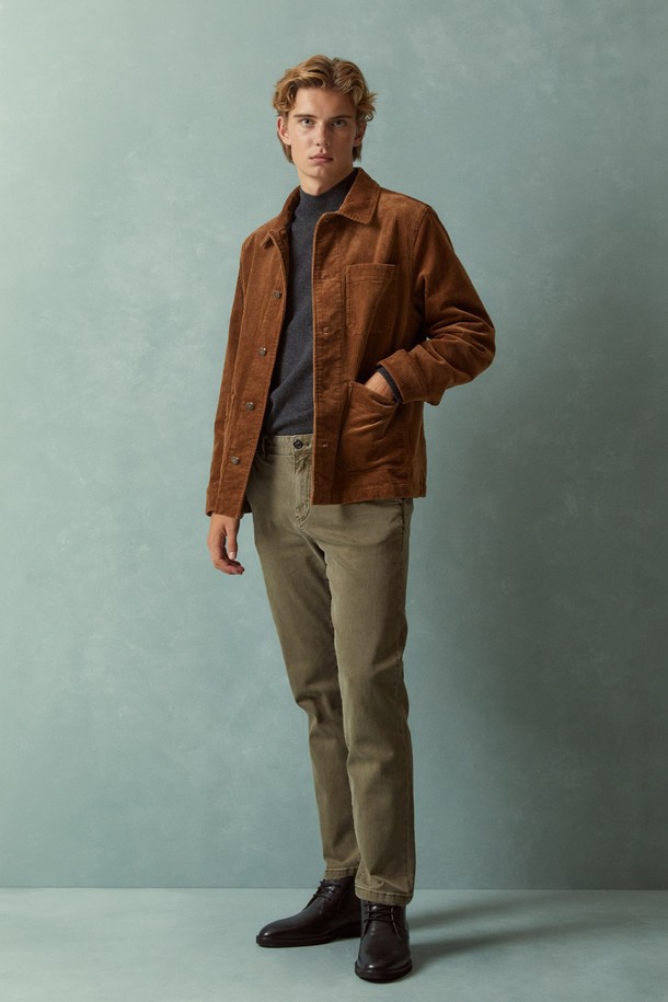 가먼트다잉 팬츠 (카키)는 면과 폴리우레탄 혼방 소재로 제작되어 부드러운 촉감과 편안한 착용감을 제공합니다. 레귤러핏으로 제작되어 캐주얼하고 미니멀한 스타일을 연출하며, 봄, 여름, 가을 세 계절 모두 활용 가능합니다. 가먼트다잉 기법을 사용하여 자연스러운 색감과 빈티지한 느낌을 살렸으며, 스트레치성이 더해져 활동성을 높였습니다. 동네 마실룩이나 여행룩 등 편안한 스타일을 연출하고 싶을 때 제격입니다. 무지 디자인으로 어떤 상의에도 잘 어울려 활용도가 높습니다.
