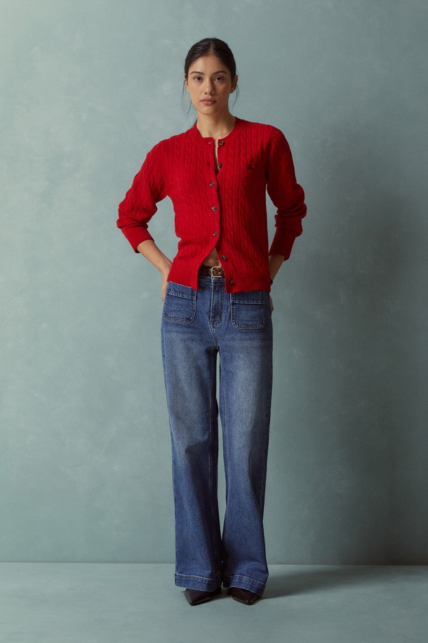 따뜻하고 포근한 [여성] 울 케이블 가디건 (레드) (BBWCWBF402)입니다. 부드러운 울 소재로 제작되어 포근한 착용감을 선사하며, 가을, 겨울 시즌 데일리룩, 데이트룩, 카페룩에 활용하기 좋습니다. 클래식하고 베이직한 디자인에 케이블 패턴이 더해져 세련된 무드를 연출합니다. 라운드넥, 긴 소매, 레귤러핏, 두꺼운 두께감으로 보온성을 높였으며, 버튼 여밈 방식으로 간편하게 착용할 수 있습니다. 미니멀, 캐주얼 스타일을 즐겨 입는 여성분들께 추천합니다.
