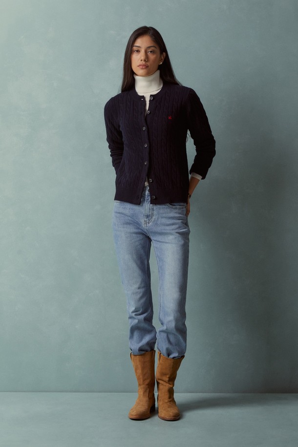 네이비 컬러의 여성 울 케이블 가디건 (BBWCWBF402)입니다. 부드러운 울 소재에 두꺼운 두께감으로 가을, 겨울 시즌에 따뜻하게 착용하기 좋습니다. 베이직하고 클래식한 스타일로, 라운드넥과 레귤러핏 디자인이 특징입니다. 긴 소매와 버튼 여밈 디테일, 그리고 크롭 디자인으로 다양한 룩에 매치하기 용이합니다. 겨울 데일리룩, 오피스룩, 모임룩 등 다채로운 TPO에 활용 가능한 아이템입니다.
