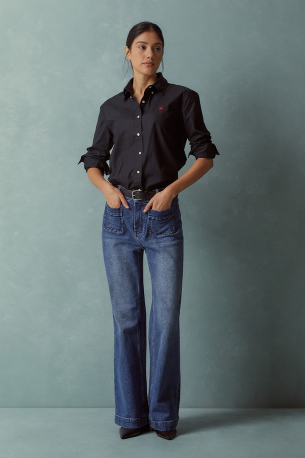 [여성] 포켓 데님 (블루) (BBPDWBF502)는 캐주얼하고 미니멀한 스타일을 추구하는 여성들을 위한 데님 팬츠입니다. 봄, 여름, 가을 계절에 적합하며, 데이트룩과 쇼핑룩에 잘 어울립니다. 루즈핏 와이드 크롭 기장으로 편안하면서도 스타일리시한 연출이 가능합니다. 뻣뻣한 데님 소재에 무지 패턴, 포켓 디테일이 더해져 베이직하면서도 실용적인 디자인을 완성합니다.
