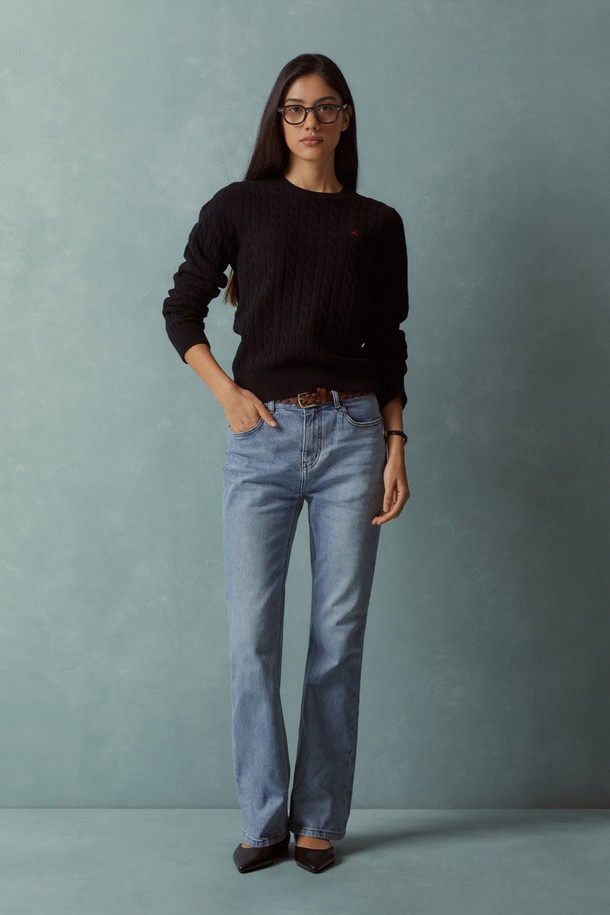 [여성] 플레어 데님 (블루)은 캐주얼한 스타일을 연출하기 좋은 여성 데님 팬츠입니다. 봄, 여름, 가을 계절에 적합하며, 데이트룩과 쇼핑룩에 잘 어울립니다. 루즈핏 플레어 디자인으로 편안하면서도 스타일리시한 느낌을 주며, 크롭 기장으로 시원하게 착용 가능합니다. 무지 패턴에 블루 컬러로 미니멀하고 클래식한 분위기를 더해줍니다. 데님 소재로 제작되어 튼튼하고 오랫동안 즐겨 입을 수 있습니다.
