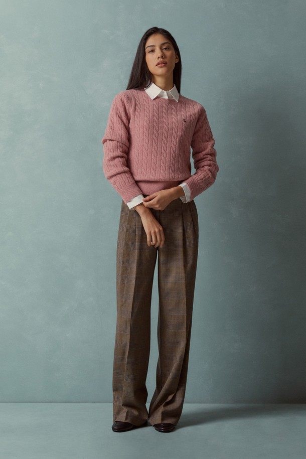 [여성] 울 케이블 스웨터 (핑크) (BBWRWBF401)는 부드러운 울 소재로 제작되어 가을과 겨울에 따뜻하게 입을 수 있는 여성용 니트 스웨터입니다. 클래식핏에 라운드넥 디자인으로, 데이트룩이나 겨울 데일리룩에 잘 어울리는 아이템입니다. 케이블 패턴이 돋보이며, Golden Fleece 로고 디테일로 포인트를 더했습니다. 클래식, 미니멀, 캐주얼 스타일을 모두 소화할 수 있어 활용도가 높습니다. 핑크 컬러가 여성스러운 분위기를 연출합니다.
