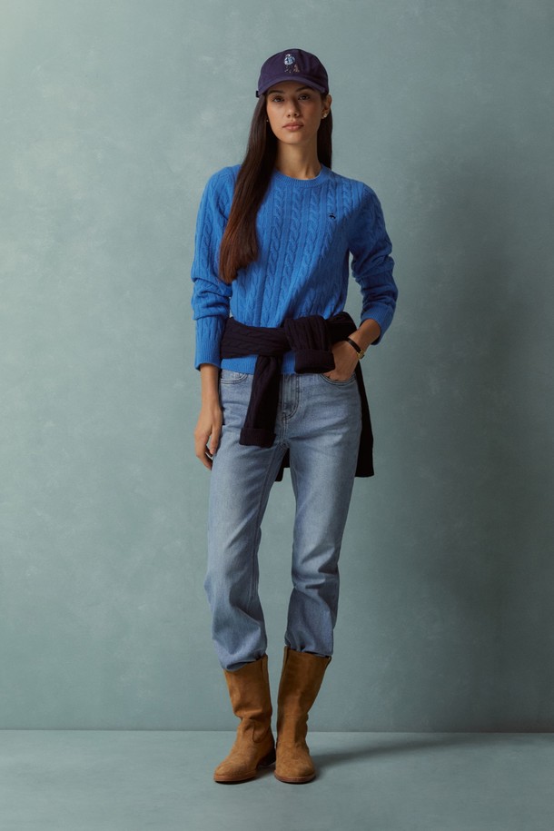 [여성] 울 케이블 스웨터 (블루)는 가을과 겨울에 활용하기 좋은 여성용 니트/스웨터입니다. 부드러운 촉감의 울 소재로 제작되었으며, 라운드 넥에 레귤러 핏으로 편안하게 착용할 수 있습니다. 베이직한 스타일의 케이블 패턴이 돋보이며, 크롭 기장과 긴 소매 디자인이 특징입니다. 데이트룩이나 겨울 데일리룩에 클래식, 미니멀, 캐주얼 무드를 더해주는 아이템입니다.
