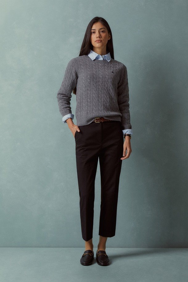 **[여성] 울 케이블 스웨터 (그레이) (BBWRWBF401)**

부드러운 울 소재로 제작되어 포근한 착용감을 선사하는 여성용 케이블 스웨터입니다. 쌀쌀한 가을과 겨울에 따뜻하게 입기 좋으며, 베이직하고 클래식한 스타일로 다양한 룩에 매치하기 좋습니다. 레귤러핏에 라운드넥 디자인으로 편안하게 착용할 수 있으며, 긴 소매와 두꺼운 두께감으로 보온성을 높였습니다. 일상, 카페, 모임 등 다양한 TPO에 활용 가능한 아이템으로, 미니멀, 클래식, 캐주얼 스타일을 즐겨 입는 분들께 추천합니다.
