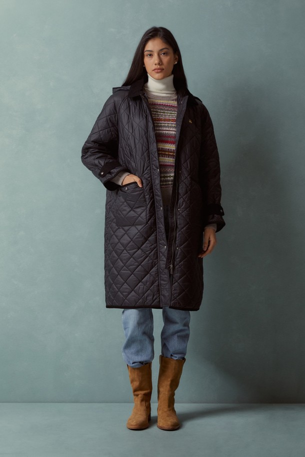 [여성] 후드퀼팅점퍼 (블랙) (BBOPWBF402)는 겨울철 추위를 막아줄 릴랙스핏의 캐주얼 점퍼입니다. 다이아몬드 퀼팅 패턴과 탈부착 가능한 후드로 디자인되어, 보온성을 높였습니다. 넉넉한 두께감과 긴 소매 기장으로 포근함을 더하며, 집업 방식과 골든플리스 로고 디테일이 돋보입니다. 나일론 소재로 제작되어 가볍고 편안하며, 일상, 산책, 집콕 등 다양한 TPO에 활용하기 좋습니다. 미니멀, 캐주얼, 클래식 스타일을 즐기는 여성에게 추천합니다.
