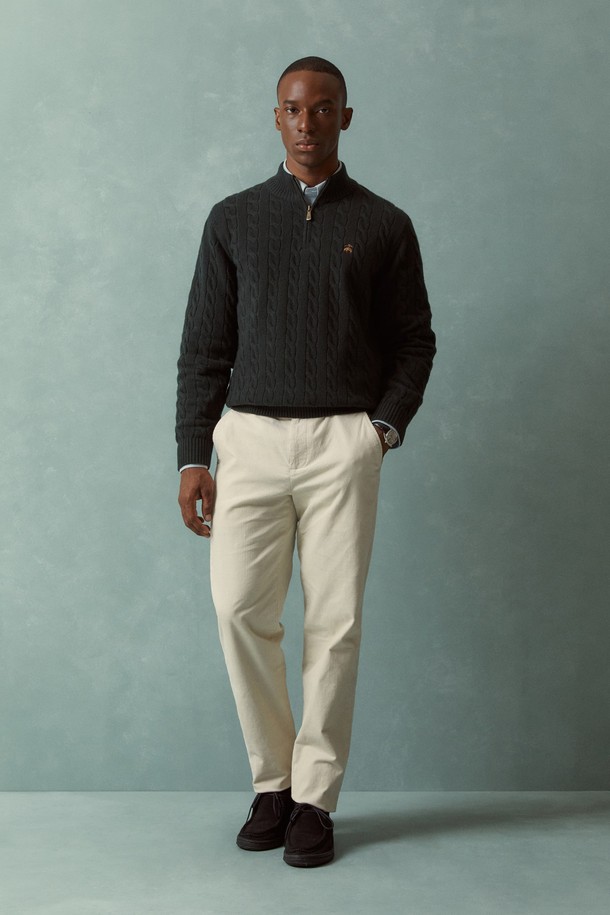 온라인 전용 [Online Exclusive] 반집업 케이블 스웨터 (다크그린) (BBWZMOF411)는 가을과 겨울, 베이직하고 클래식한 스타일을 연출하기 좋은 남성용 상의입니다. 두꺼운 두께감의 울 소재로 제작되어 부드러운 촉감을 선사하며, 레귤러 핏과 긴소매, 반집업 네크라인이 특징입니다. 다크그린 컬러의 케이블 패턴이 돋보이며, 출근룩, 비즈니스 캐주얼, 모임룩 등 다양한 TPO에 활용 가능합니다. 미니멀하고 클래식한 스타일을 선호하는 남성분들에게 추천하는 아이템입니다.
