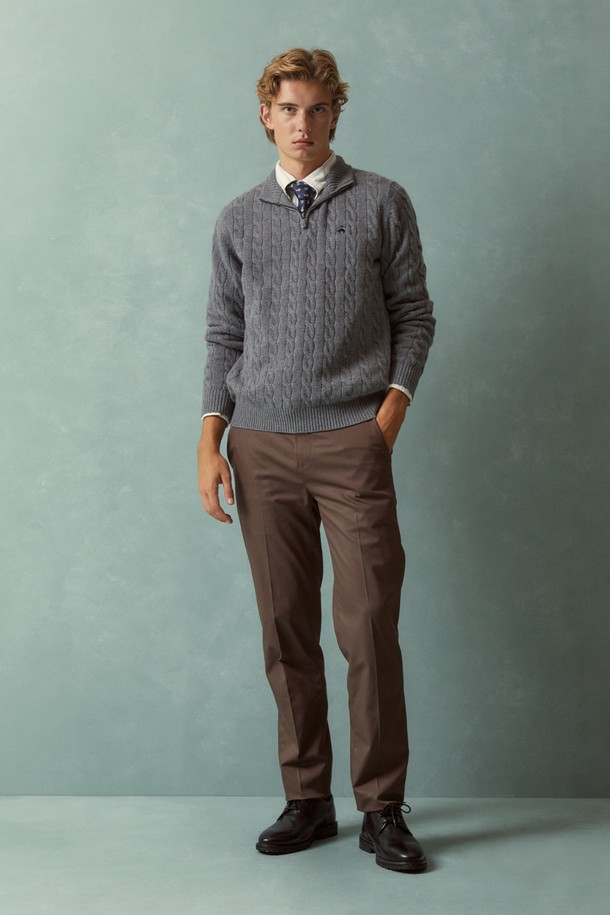 온라인 전용 [Online Exclusive] 반집업 케이블 스웨터 (그레이)는 남성용 니트/스웨터입니다. 클래식하고 베이직한 스타일로, 가을과 겨울에 착용하기 좋습니다. 부드러운 울 소재에 두꺼운 두께감으로 따뜻함을 더하며, 레귤러핏과 반집업 네크라인이 편안한 착용감을 선사합니다. 케이블 패턴과 긴소매 디자인으로, 출근룩 및 비즈니스 캐주얼에 활용하기 좋습니다.
