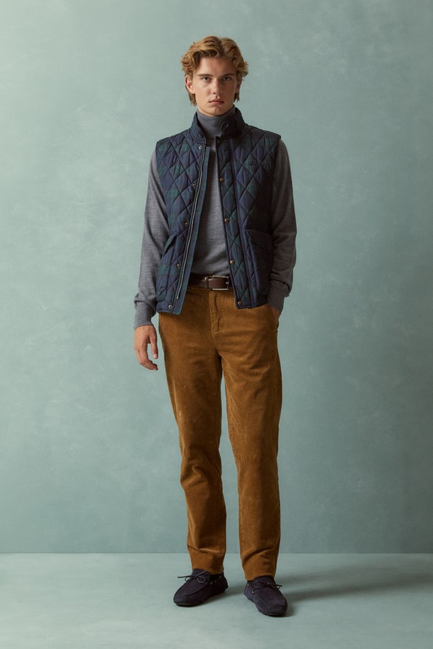 "퀼팅베스트 (멀티) (BBVPMBF401)"는 간절기에 활용하기 좋은 여성용 퀼팅 베스트입니다. 부드러운 폴리에스테르 소재로 제작되어 편안한 착용감을 제공하며, 써모어 패딩을 사용하여 보온성을 높였습니다. 캐주얼, 베이직 스타일을 기반으로 하며, 퀼팅 패턴이 돋보이는 디자인입니다. 레귤러핏과 버튼 여밈 방식으로, 가을 나들이룩이나 겨울 데일리룩에 클래식하고 미니멀한 무드를 더해줍니다. 민소매 기장으로 다양한 상의와 레이어드하기 좋습니다.
