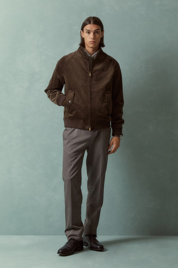 코듀로이 헤링턴 점퍼 (브라운) (BBOTMBF302)는 가을과 겨울에 어울리는 클래식하고 캐주얼한 스타일의 아우터입니다. 부드러운 촉감의 코듀로이 소재에 레귤러핏으로 제작되어 편안한 착용감을 제공합니다. 집업 스타일로 간편하게 입고 벗을 수 있으며, 소매와 밑단 립 디테일, 블랙워치 패턴 안감, 자수 로고 디테일이 특징입니다. 일상, 가을 나들이, 데이트 등 다양한 TPO에 활용하여 클래식, 캐주얼, 미니멀 무드를 연출할 수 있습니다. 두꺼운 두께감으로 보온성을 높여 겨울철에도 따뜻하게 입을 수 있습니다.
