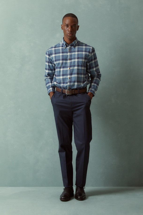 플란넬 체크 셔츠 (블루) (BBTHMFF401)는 클래식과 캐주얼 스타일을 모두 아우르는 남성용 플란넬 셔츠입니다. 부드러운 면 소재로 제작되어 가을과 겨울철에 따뜻하고 편안하게 착용할 수 있습니다. 블랙워치 타탄 체크 패턴과 버튼다운 칼라 디자인이 특징이며, 칼라 끝 부분의 버튼 장식이 포인트를 더합니다. 레귤러핏으로 제작되어 다양한 체형에 잘 어울리며, 데일리룩, 출근룩, 모임룩 등 다채로운 TPO에 활용하기 좋습니다.
