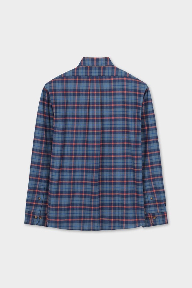 네이비 컬러의 플란넬 체크 셔츠 (BBTHMFF401)입니다. 부드러운 면 소재로 제작되어 가을, 겨울 시즌에 따뜻하고 편안하게 착용하기 좋습니다. 블랙워치 타탄체크 패턴과 버튼다운 칼라, 칼라 끝 버튼 디테일이 클래식하고 캐주얼한 스타일을 연출합니다. 레귤러핏으로 제작되어 유니버설 착용감을 선사하며, 데일리룩, 출근룩, 모임룩 등 다양한 TPO에 활용할 수 있습니다. 긴 소매 기장과 두꺼운 두께감으로 보온성을 높였습니다.
