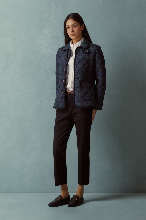 [여성] 퀼팅 재킷 (멀티) (BBOPWBF401)은 겨울철 데일리룩을 위한 캐주얼하고 베이직한 스타일의 여성용 아우터입니다. 퀼팅 패턴과 레귤러핏 디자인으로, 보온성을 높인 두꺼운 두께감의 나일론 소재로 제작되었습니다. 긴 소매 기장과 하단 스냅 버튼으로 실루엣 조절이 가능하며, 로고 디테일이 돋보입니다. 베이직한 디자인으로 미니멀, 클래식 스타일을 선호하는 분들께 적합하며, 겨울철 따뜻하고 스타일리시하게 연출할 수 있습니다.
