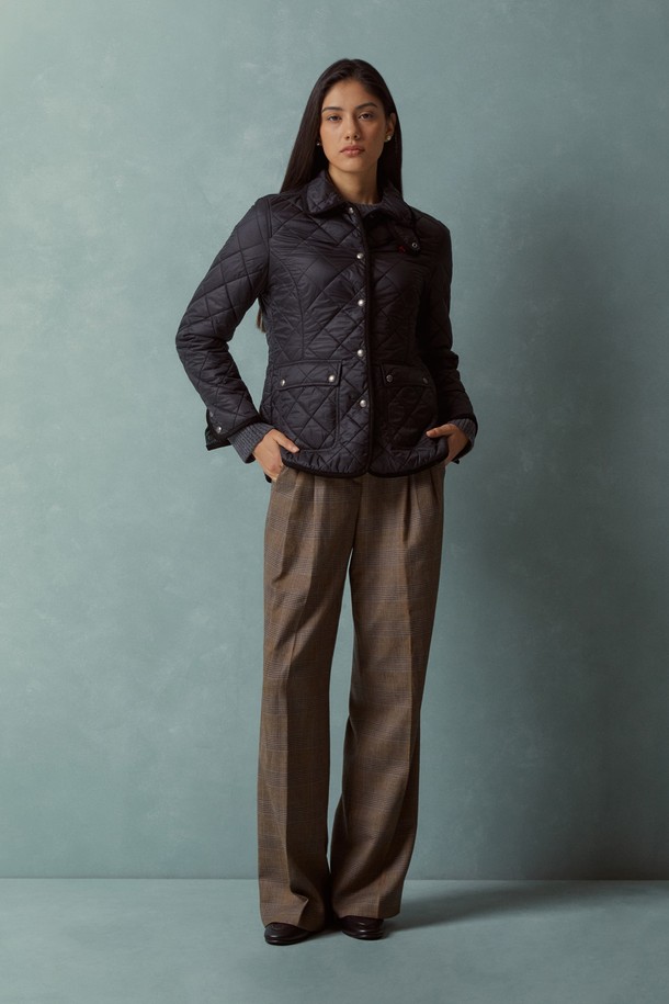 [여성] 퀼팅 재킷 (블랙) (BBOPWBF401)은 베이직하고 캐주얼한 스타일의 여성 겨울 아우터입니다. 두꺼운 두께감과 나일론 소재로 제작되어 보온성을 높였으며, 레귤러 핏으로 편안하게 착용할 수 있습니다. 긴 소매와 퀼팅 패턴이 특징이며, 밑단 스냅 버튼으로 실루엣 조절이 가능합니다. 일상, 산책, 여행 등 다양한 TPO에 활용 가능하며, 캐주얼, 미니멀, 클래식 스타일을 즐겨 입는 분들께 추천합니다. 골든플리스 로고가 디자인의 포인트를 더합니다.
