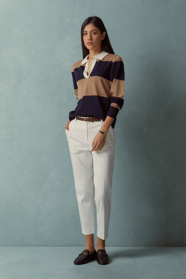 [여성] 코튼 팬츠 (화이트) (BBPCWBF301)는 봄, 여름 시즌에 적합한 여성용 코튼 팬츠입니다. 베이직한 스타일의 이 긴 바지는 면과 폴리에스테르 혼방 소재로 제작되어 부드러운 촉감을 선사합니다. 슬림핏과 스트레이트 핏으로, 무지 디자인의 클래식하면서 미니멀한 스타일을 연출합니다. 밴딩이 없는 디자인으로 깔끔한 핏을 강조하며, 데일리 웨어로 활용하기 좋은 아이템입니다.
