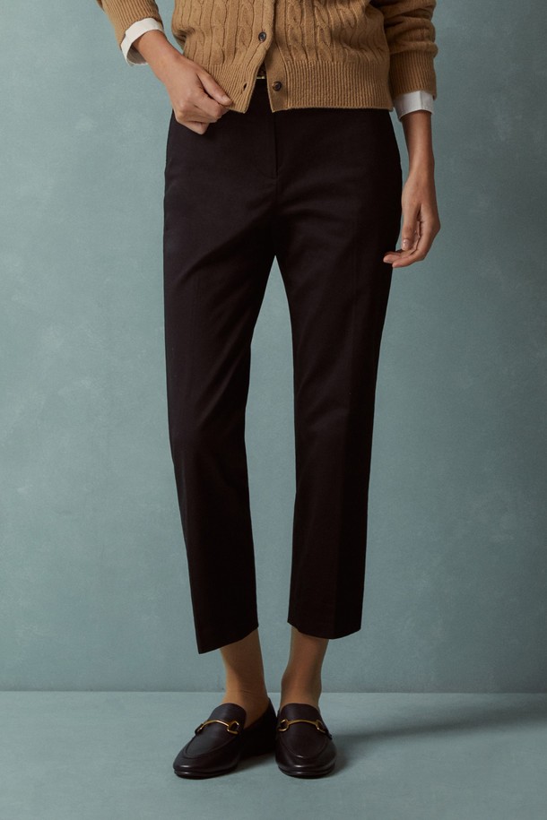 블랙 색상의 여성용 코튼 팬츠입니다. 면과 폴리에스테르 혼방 소재로 제작되어 부드러운 촉감을 선사하며, 사계절 내내 활용하기 좋습니다. 베이직한 스타일과 슬림핏, 스트레이트 핏으로 어떤 상의와도 잘 어울립니다. 출근룩, 오피스룩 등 TPO에 맞춰 미니멀, 클래식, 시크한 스타일을 연출할 수 있는 에센셜 디자인의 코튼 팬츠입니다. 무지 디자인으로 깔끔하고 세련된 느낌을 주며, 다양한 상의와 매치하여 폭넓은 스타일을 소화할 수 있습니다.
