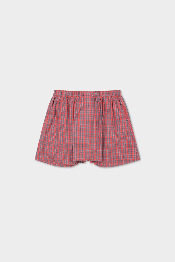 홀리데이 체크 박서 (레드) (BBAUMNF502)는 남성용 박서 팬츠입니다. 사계절용으로 제작되었으며, 면 소재로 제작되어 편안한 착용감을 제공합니다. 레드 컬러에 체크 패턴이 돋보이며, 밴딩 허리밴드와 레귤러핏 디자인으로 활동성을 높였습니다. 집콕룩이나 동네 마실룩에 적합하며, 캐주얼, 미니멀, 클래식 스타일을 연출하기 좋습니다.
