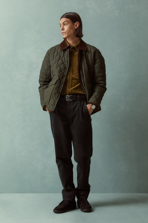 올리브 컬러의 퀼팅 점퍼 (BBOPMBF402)입니다. 봄, 가을 시즌에 착용하기 좋은 두꺼운 두께감의 레귤러핏 점퍼로, 캐주얼하고 베이직한 스타일을 연출합니다. 쏘모어 충전재를 사용하여 보온성을 높였으며, 코듀로이 디테일과 포켓 디테일이 특징입니다. 일상생활은 물론, 가을 나들이룩이나 동네 마실룩에 활용하기 좋습니다. 긴 소매 기장의 버튼 여밈 방식으로, 캐주얼, 클래식, 미니멀 스타일을 즐겨 입는 분들께 추천합니다.
