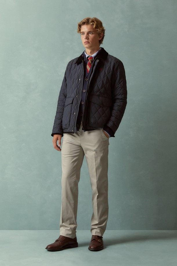 다크 네이비 컬러의 퀼팅 점퍼입니다. 가을, 봄 시즌에 어울리는 캐주얼하고 베이직한 스타일의 아우터로, 일상 속 편안함을 더합니다. 퀼팅 스티치와 코듀로이 디테일이 돋보이며, Thermore 충전재를 사용하여 보온성을 높였습니다. 레귤러 핏에 스냅 여밈 방식으로 간편하게 착용할 수 있으며, 동네 마실룩이나 가을 나들이룩에 매치하기 좋습니다. 폴리에스테르 소재로 제작되어 부드러운 촉감을 선사합니다.
