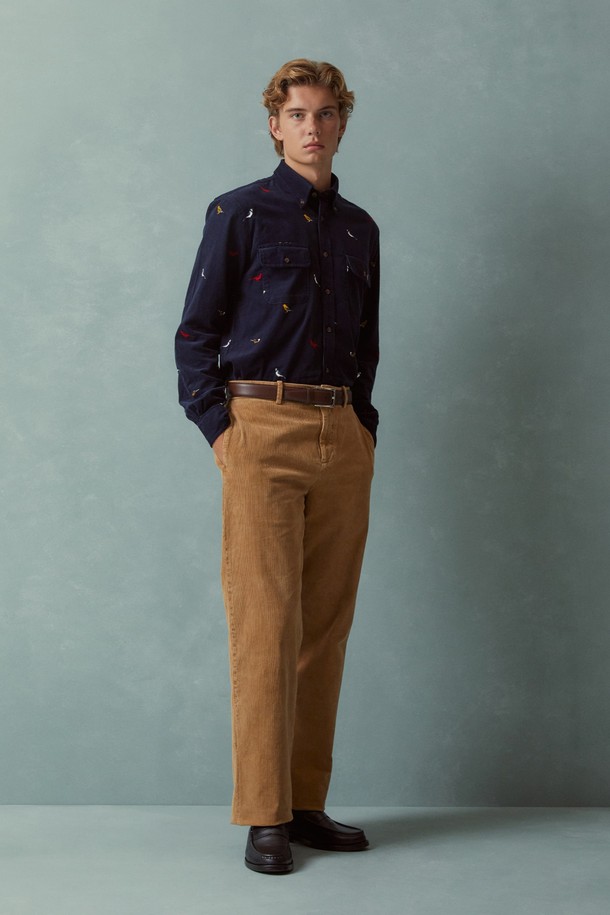 네이비 컬러의 플란넬 버드 패턴 셔츠 (BBTHMFF402)입니다. 가을, 겨울에 어울리는 클래식 스타일의 긴소매 플란넬 셔츠로, 1900년대에 처음 선보인 폴로 버튼다운 디자인을 기반으로 제작되었습니다. 셔츠 전면에 버드 프린트와 스코티쉬 타탄 패턴이 적용되어 있으며, 셔츠 칼라 끝에는 단추 디테일이 돋보입니다. 레귤러 핏으로 제작되어 편안한 착용감을 선사하며, 데일리룩, 데이트룩, 카페룩 등 다양한 TPO에 활용하기 좋습니다. 면 소재로 제작되어 부드러운 촉감을 자랑합니다.
