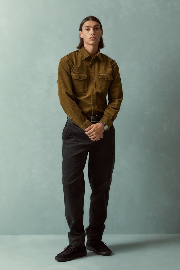 15W 코듀로이 셔츠 재킷 (올리브) (BBTHMNF401)은 가을과 겨울에 착용하기 좋은 남성용 셔츠 재킷입니다. 톤 다운된 올리브 컬러의 무지 디자인으로, 캐주얼 및 베이직 스타일을 연출하기 좋습니다. 두꺼운 코듀로이 소재에 레귤러 핏, 차이나 칼라, 긴소매 기장으로 제작되었으며, 버튼 여밈과 포켓 디테일이 특징입니다. 출근룩과 비즈니스 캐주얼에 활용하기 좋으며, 캐주얼, 클래식, 미니멀 스타일을 원하는 고객에게 적합합니다.
