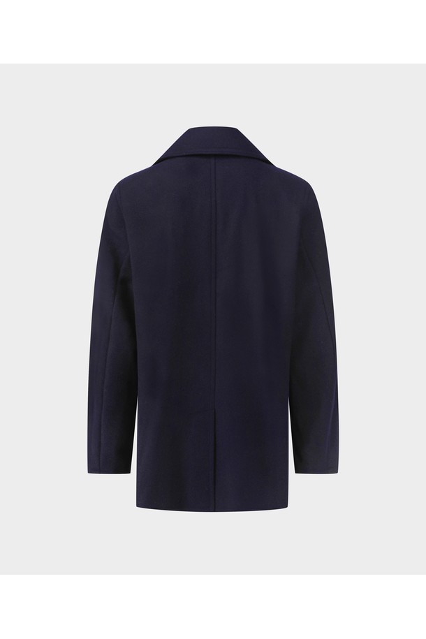 세련된 무드의 네이비 컬러 울 피코트입니다. 클래식하고 모던한 스타일로, 겨울과 간절기에 착용하기 좋습니다. 두꺼운 두께감으로 보온성을 높였으며, 레귤러핏으로 편안하게 착용 가능합니다. 더블 버튼 여밈 방식과 숏 기장의 디자인으로, 다양한 룩에 활용하기 좋습니다. 사이드 포켓 디테일로 실용성을 더했습니다. 겨울 데일리룩, 출근룩, 모임룩 등 폭넓게 활용할 수 있으며, 미니멀하고 시크한 스타일을 연출하기에 좋습니다.
