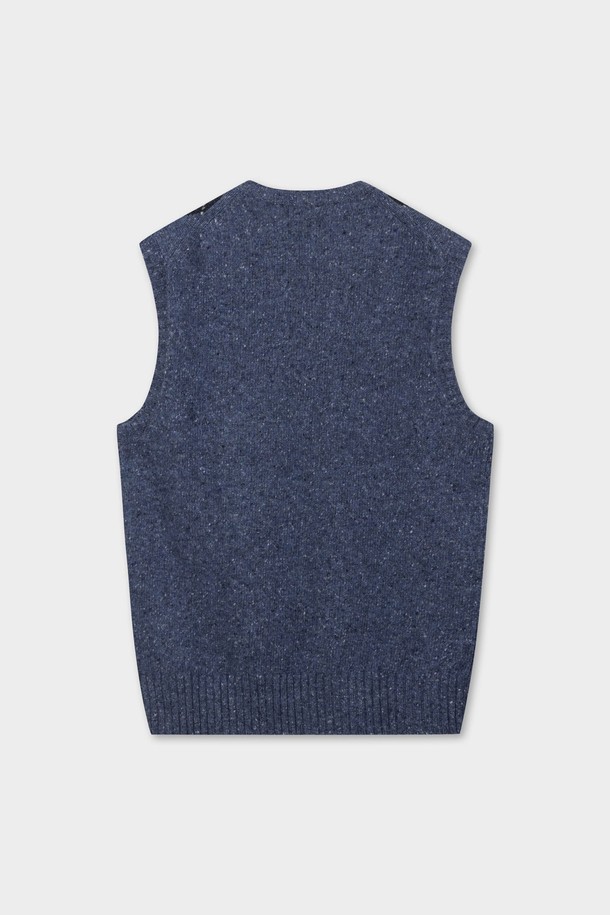 울 아가일 패턴 베스트 (블루) (BBWVMFF401)는 가을, 겨울 시즌에 활용하기 좋은 클래식 스타일의 베스트입니다. 부드러운 촉감의 울 80%, 폴리아미드 20% 혼방 소재로 제작되어 보온성이 뛰어나며, 두꺼운 두께감으로 따뜻하게 착용할 수 있습니다. 셔츠나 터틀넥과 레이어드하여 스타일리시하게 연출하거나, 재킷 안에 이너로 활용하여 보온성을 높일 수 있습니다. 레귤러핏에 V넥 디자인, 민소매 기장으로 제작되었으며, 정교한 니팅 기술로 아가일 패턴을 섬세하게 표현했습니다. 겨울 데일리룩, 오피스룩, 모임룩 등 다양한 TPO에 맞춰 클래식, 미니멀, 캐주얼 스타일을 연출해보세요.
