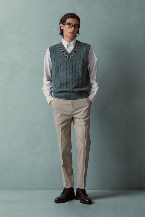 이번 겨울, 클래식한 무드를 더해줄 울 케이블 패턴 베스트 (그린) (BBWVMMF401)입니다. 서들랜드 울 소재를 사용하여 가볍지만 뛰어난 보온성을 자랑하며, 러스틱한 촉감이 특징입니다. 클래식한 핏과 V넥 디자인, 페어아일 네크라인 디테일이 빈티지한 감성을 선사합니다. 다양한 이너와 레이어링하여 개성 있는 스타일을 연출하거나, 테니스 스타일을 연출하여 단품으로도 멋스럽게 착용할 수 있습니다. 겨울 데일리룩에 포인트를 더해줄 이너 아이템으로 활용해 보세요.
