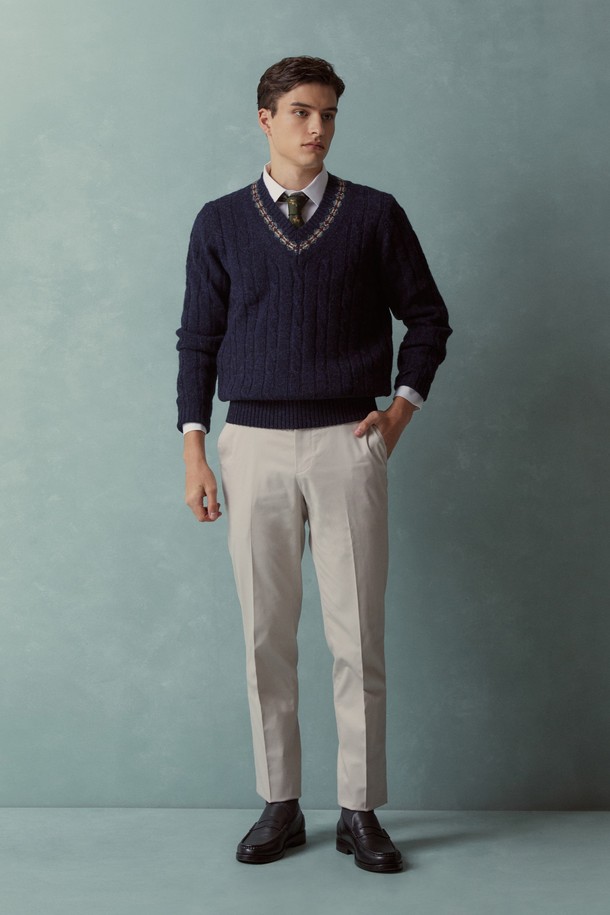 네이비 컬러의 울 케이블 브이넥 스웨터입니다. 셰틀랜드 울 소재를 사용하여 부드러운 촉감과 뛰어난 보온성을 자랑합니다. 클래식한 디자인에 테니스 스타일 니트와 페어아일 넥라인 디테일이 더해져 세련된 분위기를 연출합니다. 겨울 데일리룩, 데이트룩, 모임룩 등 다양한 TPO에 활용 가능하며, 미니멀, 캐주얼 스타일에도 잘 어울립니다. 따뜻하고 스타일리시한 겨울을 위한 필수 아이템입니다.
