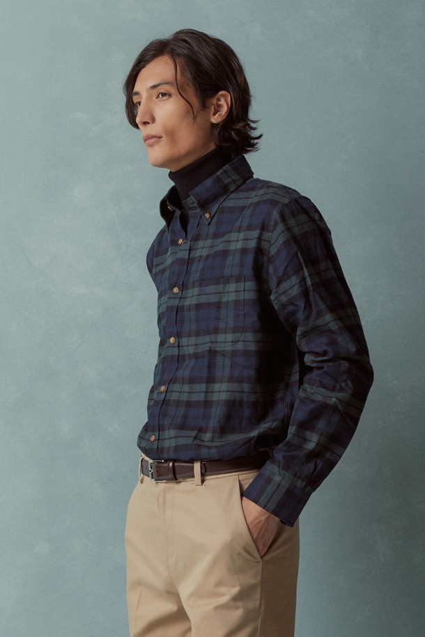 **플란넬 체크 셔츠 (멀티) (BBTHMFF401)**

부드러운 촉감의 면 소재 플란넬 체크 셔츠입니다. 가을, 겨울 시즌에 어울리는 두꺼운 두께감으로 보온성을 더했습니다. 클래식과 캐주얼 스타일을 아우르며, 일상, 출근룩, 모임룩 등 다양한 TPO에 활용하기 좋습니다. 스코틀랜드 타탄 체크 패턴과 1900년대 시그니처 버튼다운 칼라가 특징이며, 멀티, 딥블루, 그린, 블랙 등 다채로운 색상으로 만나보세요. 레귤러핏으로 편안하게 착용할 수 있는 긴소매 셔츠입니다.

