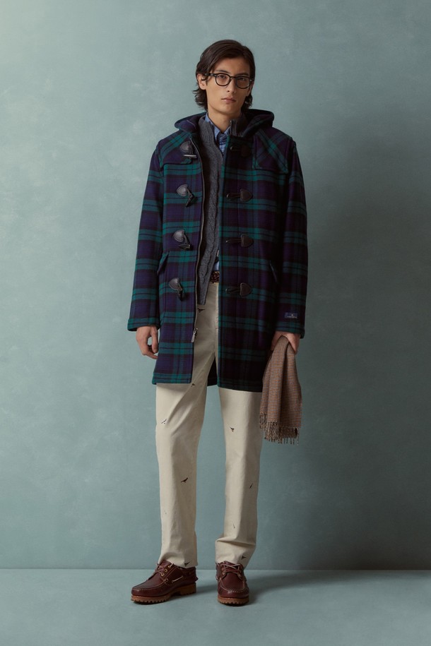 네이비 컬러의 울 블랙와치 더플 코트 (BBCDMNF401)입니다. 클래식하고 캐주얼한 스타일로, 가을과 겨울에 따뜻하게 입을 수 있습니다. 남성용 레귤러핏이며, 블랙와치 체크 패턴이 특징입니다. 두꺼운 울 소재로 제작되어 보온성이 뛰어나며, 토글 여밈 방식과 긴 소매 디자인으로 완성도를 높였습니다. 겨울 데일리룩, 모임룩, 데이트룩 등 다양한 TPO에 활용하기 좋습니다.
