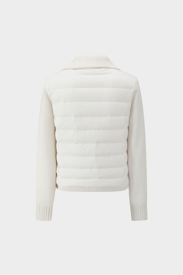 **[여성] 니트블록점퍼 (아이보리) (BBOPWBF403)**는 가을과 겨울철, 일상에서 따뜻하게 착용하기 좋은 여성 니트 블록 점퍼입니다. 부드러운 촉감의 두꺼운 니트 소재로 제작되었으며, 레귤러핏으로 편안한 착용감을 선사합니다. 아이보리 컬러에 무지 패턴으로 디자인되어 다양한 스타일의 연출이 가능하며, 집업 여밈 방식으로 간편하게 착용할 수 있습니다. 니트 소매 배색이 포인트이며, 크롭 기장으로 트렌디함을 더했습니다. 겨울 데일리룩, 집콕룩, 산책룩 등 캐주얼하고 미니멀한 스타일로 활용하기 좋습니다.
