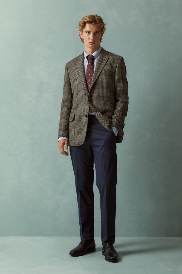 네이비 컬러의 레귤러핏 코튼 스트레치 어드밴티지 치노 (BBPCMFZ502)입니다. 면 소재로 제작되어 봄, 가을에 착용하기 좋으며, 베이직하고 클래식한 스타일을 연출합니다. 출근룩 또는 비즈니스 캐주얼에 적합하며, 미니멀하고 클래식한 분위기를 더합니다. 레귤러핏으로 편안한 착용감을 제공하며, 스트레치 기능이 있어 활동성을 높여줍니다. 무지 디자인으로 다양한 상의와 손쉽게 매치할 수 있습니다.
