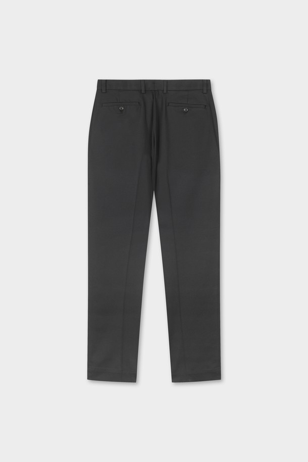 레귤러핏 코튼 스트레치 어드밴티지 치노 (블랙)는 베이직하고 캐주얼한 스타일의 남성용 치노 팬츠입니다. 부드러운 촉감의 면 소재에 스트레치 기능이 더해져 편안한 착용감을 선사합니다. 봄, 여름, 가을 시즌에 활용하기 좋으며, 출근룩이나 비즈니스 캐주얼 스타일에도 잘 어울립니다. 미니멀하고 클래식한 스타일을 선호하는 분들께 추천하며, 레귤러핏으로 제작되어 편안한 핏을 제공합니다. 무지 디자인의 블랙 컬러로 다양한 상의와 손쉽게 매치할 수 있습니다.
