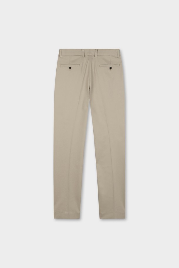 레귤러핏의 브리티쉬카키 컬러 코튼 스트레치 어드밴티지 치노 (BBPCMFZ502)입니다. 면 소재로 제작되어 편안한 착용감을 제공하며, 봄, 여름, 가을 세 계절 모두 활용 가능합니다. 베이직하고 캐주얼한 스타일로, 출근룩이나 비즈니스 캐주얼에도 적합합니다. 레귤러핏 디자인에 스트레치 기능까지 더해져 활동성을 높였습니다. 미니멀, 클래식 스타일을 선호하는 남성분들께 추천하는 긴 기장의 치노팬츠입니다.
