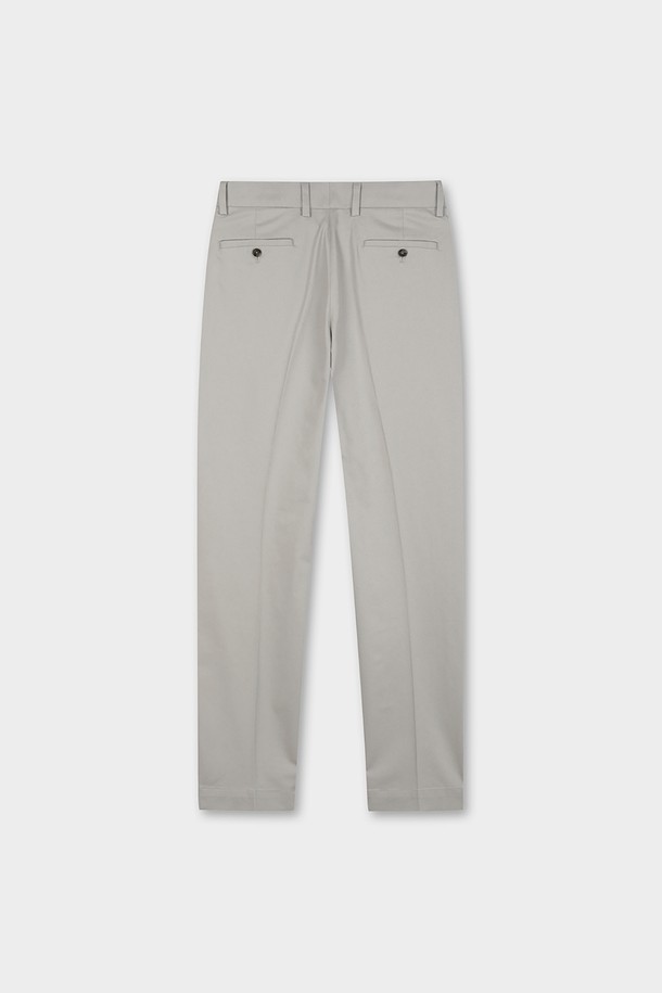 베이직하고 캐주얼한 스타일의 남성용 레귤러핏 코튼 스트레치 어드밴티지 치노입니다. 부드러운 면 소재로 제작되어 편안한 착용감을 선사하며, 봄, 여름, 가을 3계절 모두 활용 가능합니다. 카키 컬러의 무지 디자인으로 어떤 상의에도 잘 어울리며, 일상복으로 활용하기 좋습니다. 스트레치 기능이 더해져 활동성을 높인 긴 바지 치노팬츠입니다. 미니멀하고 클래식한 스타일을 선호하는 남성에게 추천합니다.
